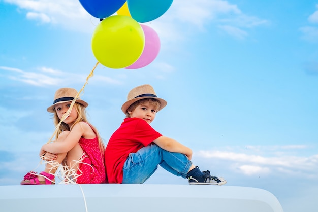 Niños en el campo en el fondo del cielo aislado niño pequeño con niña niños pareja de enamorados ...