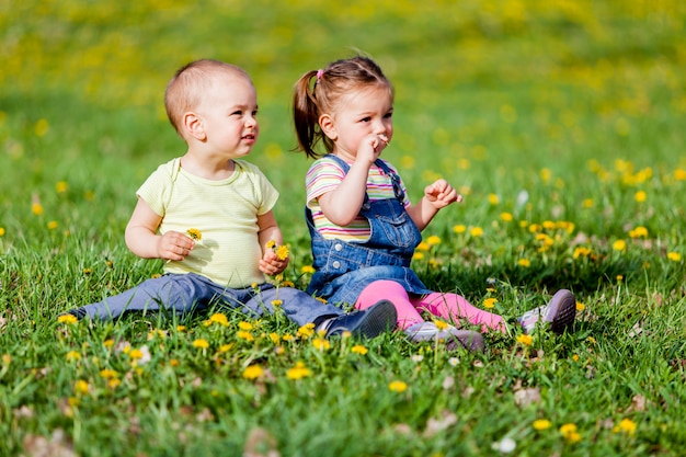 Niños en el campo de primavera