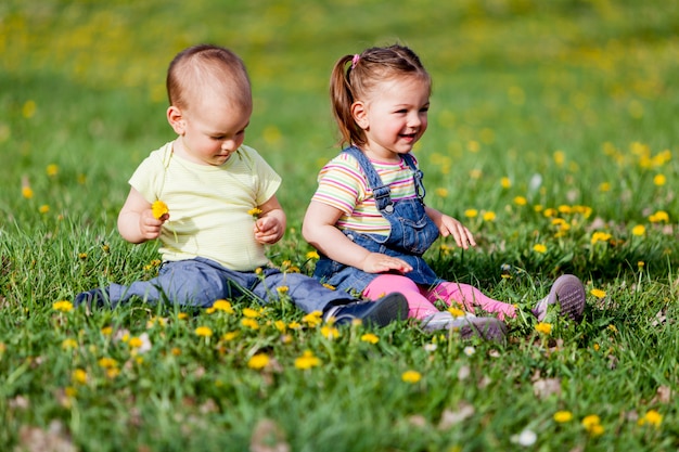 Niños en el campo de primavera