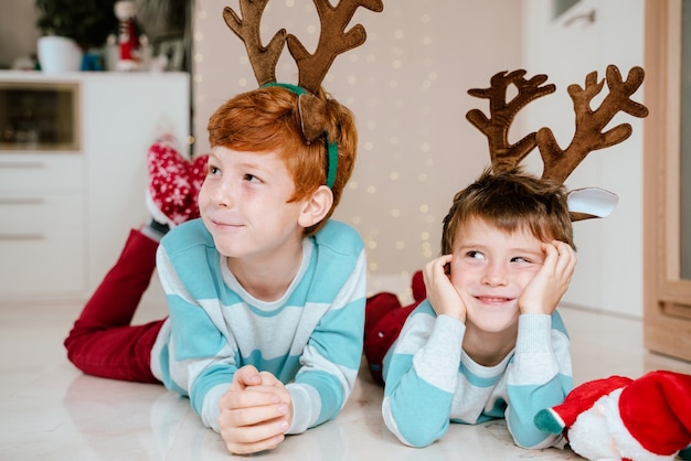 Niños en casa el día de Navidad.