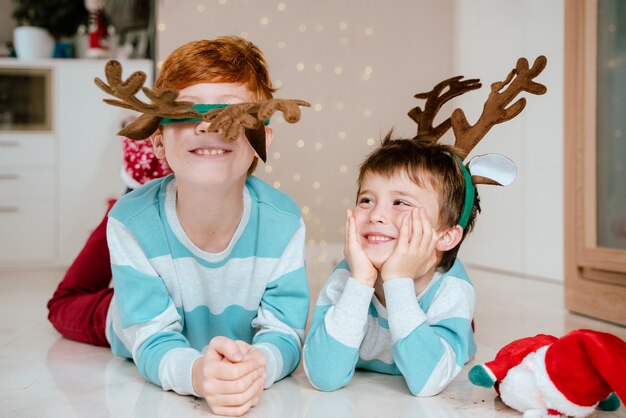 Niños en casa el día de Navidad.