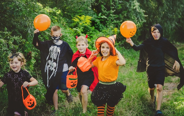 Los niños celebran Halloween disfrazados. Enfoque selectivo. Niños.