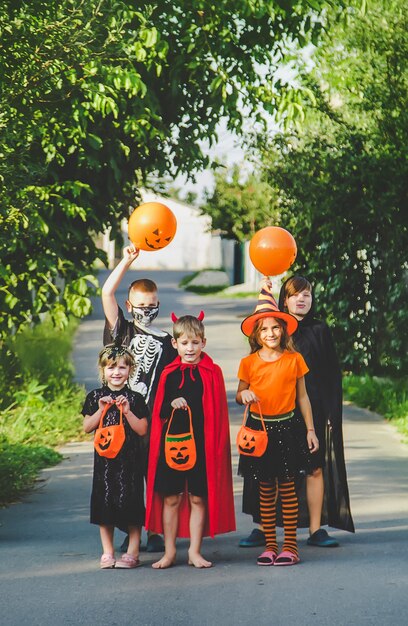 Foto los niños celebran halloween disfrazados. enfoque selectivo. niños.