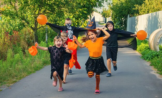 Los niños celebran Halloween disfrazados. Enfoque selectivo. Niños.