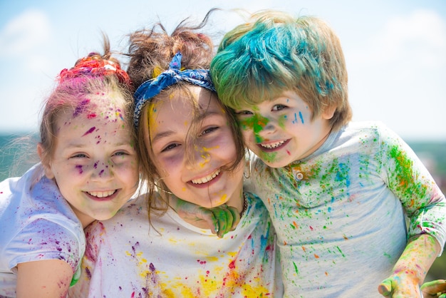Los niños celebran holi con color happy holi retrato de un niño riendo feliz