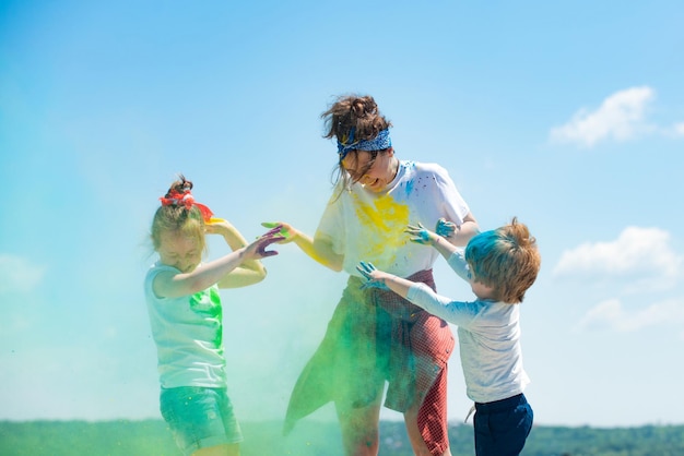 Los niños celebran holi con color happy holi