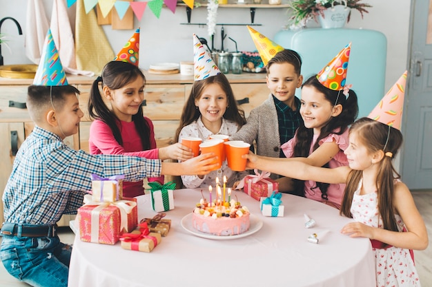 Foto niños celebrando un cumpleaños