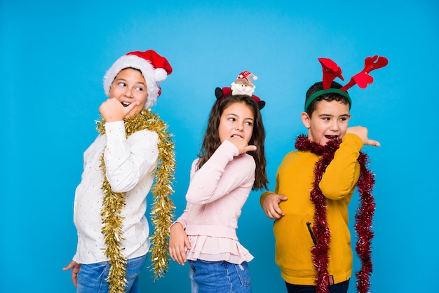 Niños celebrando el día de crhistmas haciendo expresiones