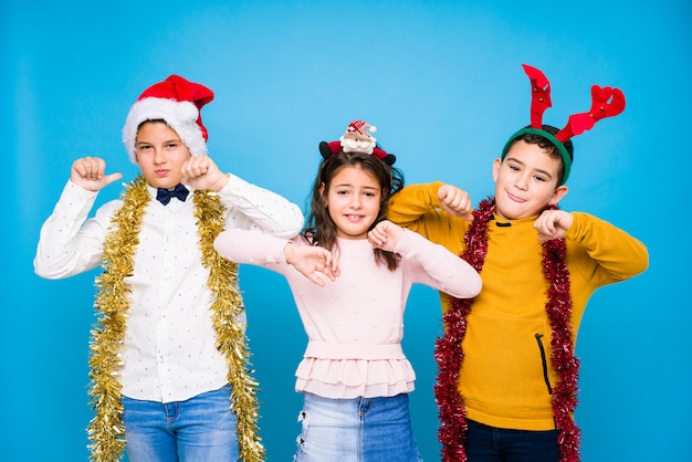 Niños celebrando el día de crhistmas haciendo expresiones