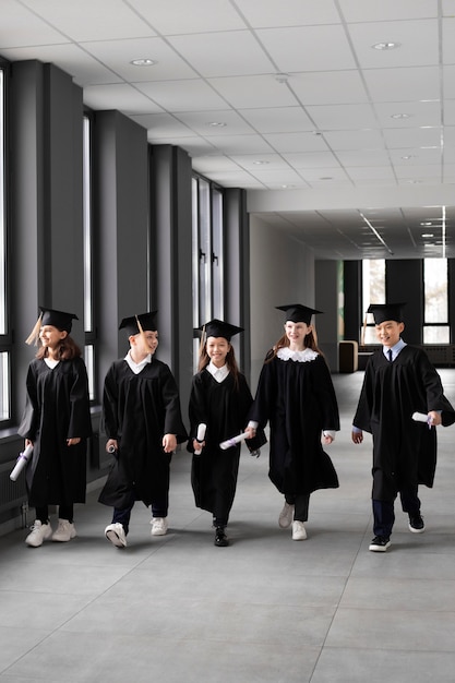 Foto niños celebrando la graduación de jardín de infantes