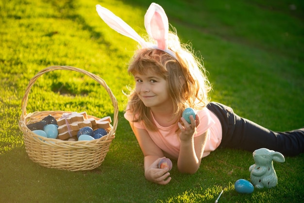 Niños celebrando pascua niño disfrazado de conejo con orejas de conejo al aire libre niño divertido conejito de pascua niños