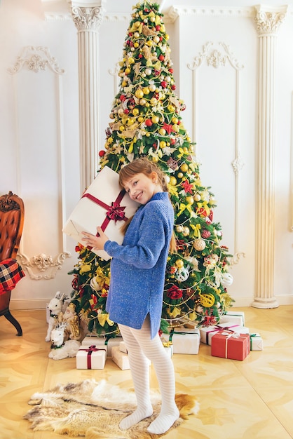 Niños cerca del árbol de Navidad. Enfoque selectivo.