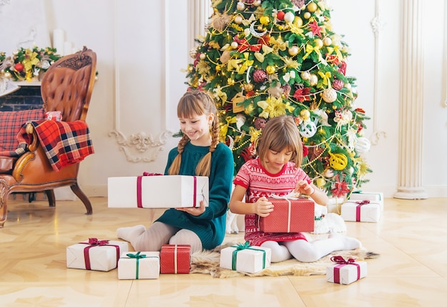 Niños cerca del árbol de Navidad. Enfoque selectivo.