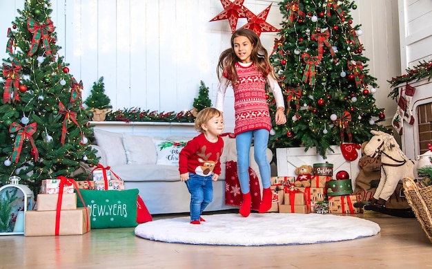 Niños cerca del árbol de Navidad Enfoque selectivo