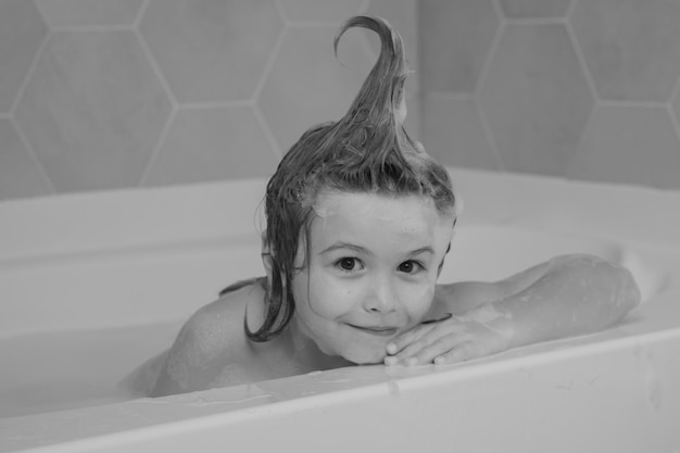 Niños champú niño divirtiéndose en el baño con burbujas niño feliz disfrutando de la hora del baño niño pequeño smili