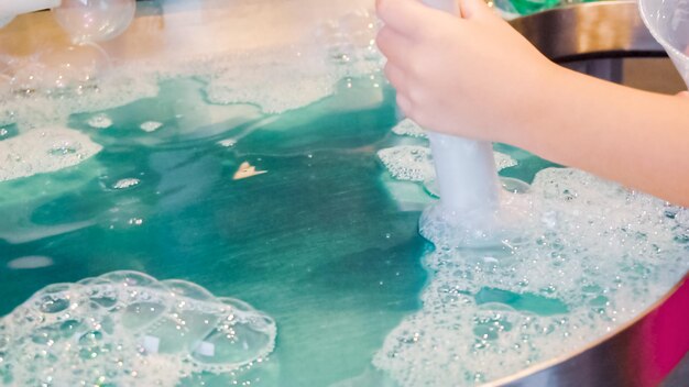 Niños ciencia con burbujas en el museo de ciencia local.