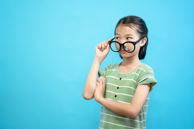 Los niños cierran la foto de gente linda y alegre, con gafas mirando y sonriendo con pasta azul