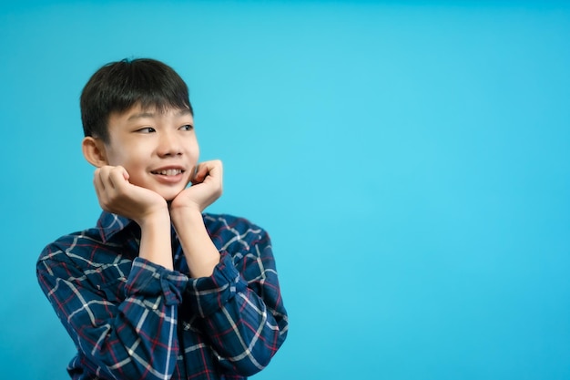 Los niños cierran la foto de gente linda y alegre, mirando y sonriendo sobre fondo azul pastel