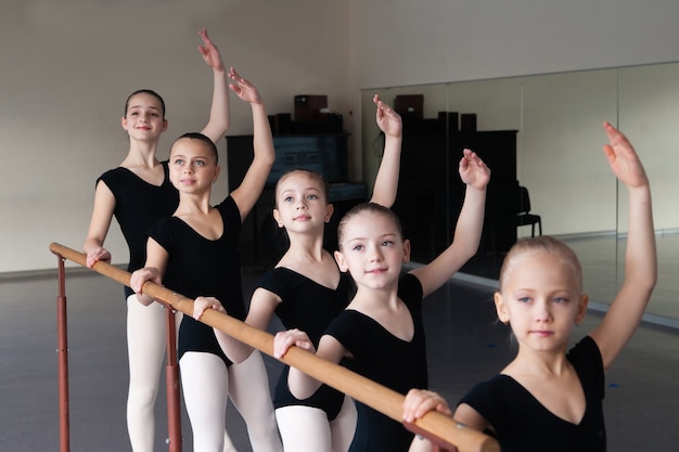 Niños en Clase de Ballet.