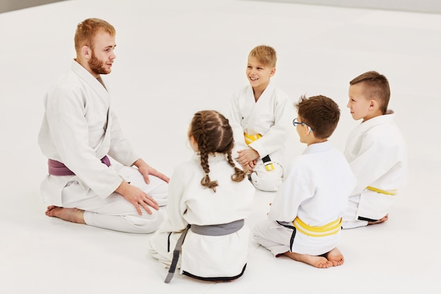 Niños en clase de karate