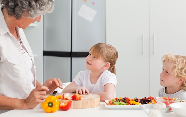 Niños cocinando con su abuela