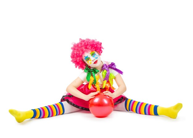 Foto los niños en coloridos trajes de payaso aislado sobre un fondo blanco.