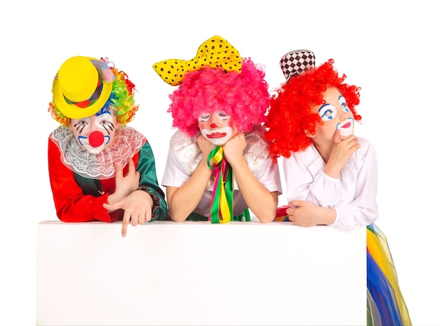 Los niños en coloridos trajes de payaso aislado sobre un fondo blanco.