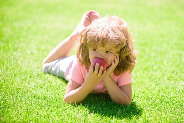 Los niños comen manzana nutrición saludable para niños merienda de frutas a la hora del almuerzo