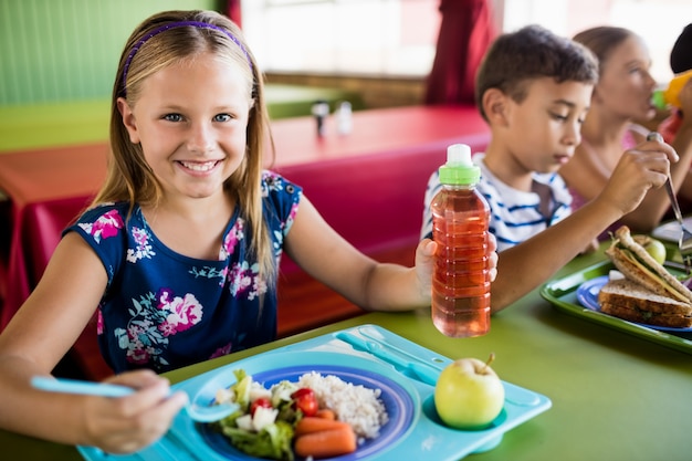 Niños comiendo en la cantina