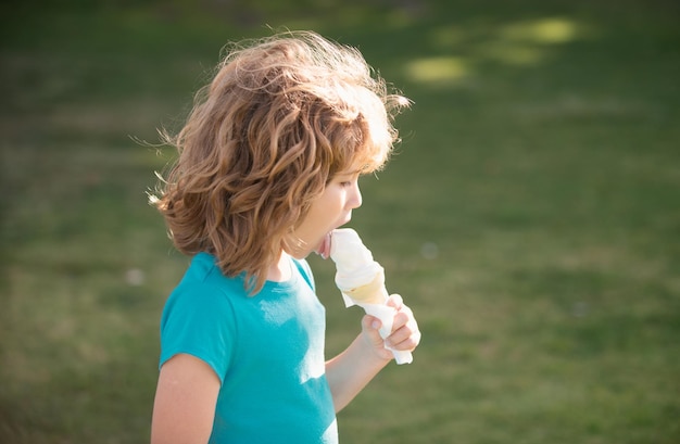 Niños comiendo helado cerca de la cabeza de un niño lindo