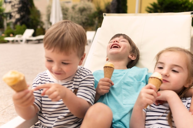 Niños comiendo helado