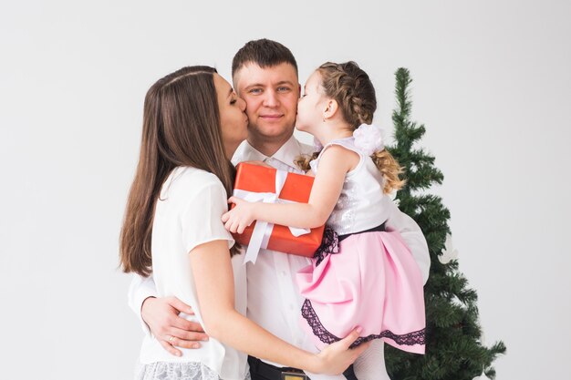 Niños, concepto festivo y de vacaciones - Retrato de familia de Navidad en la sala de estar de vacaciones en casa.