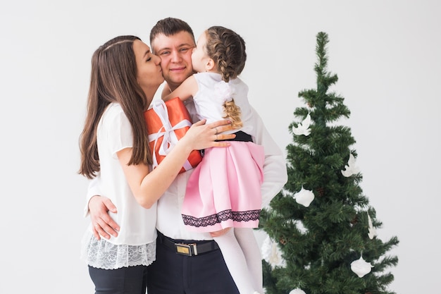 Niños, concepto festivo y de vacaciones - Retrato de familia de Navidad en la sala de estar de vacaciones en casa