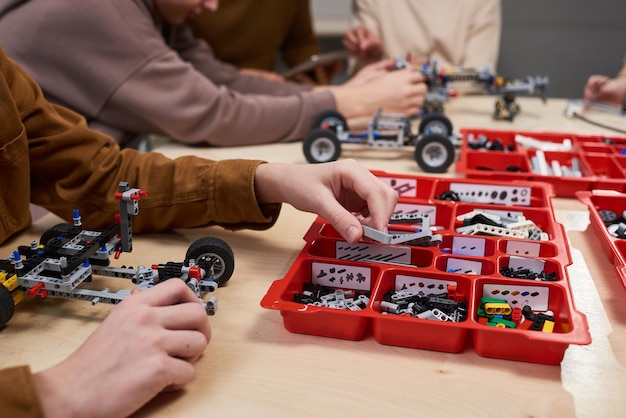 Niños construyendo autos artificiales del constructor.