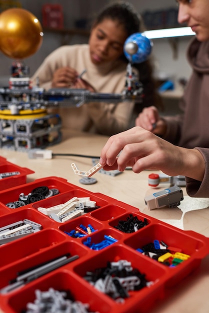 Niños construyendo a partir de detalles del constructor.