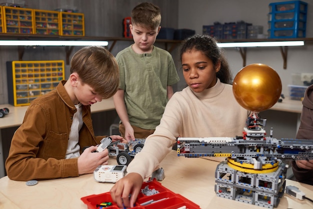 Foto niños construyendo robots en la escuela de robótica