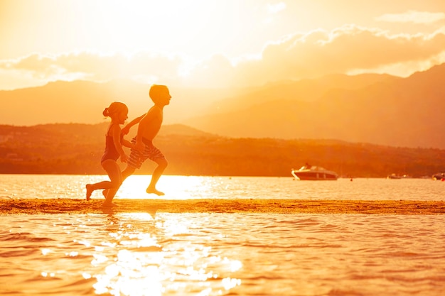 Los niños corren en la playa