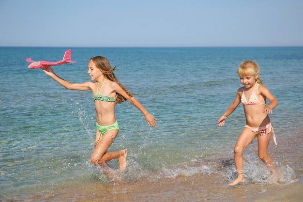 Los niños corren por la playa.