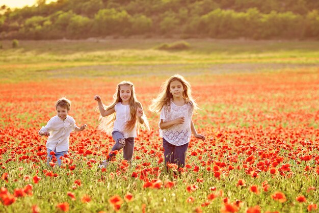 Niños corriendo felices