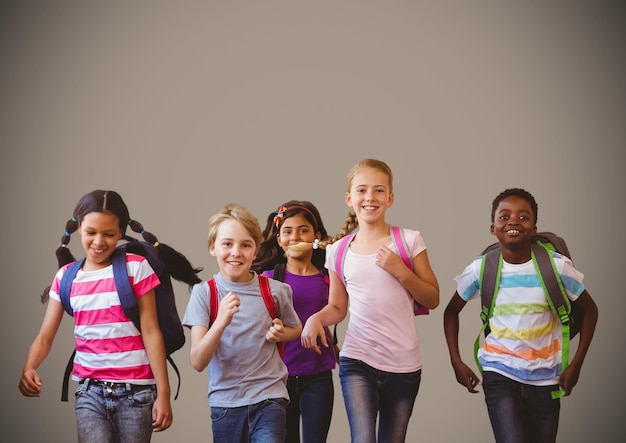 Niños corriendo con fondo marrón en blanco