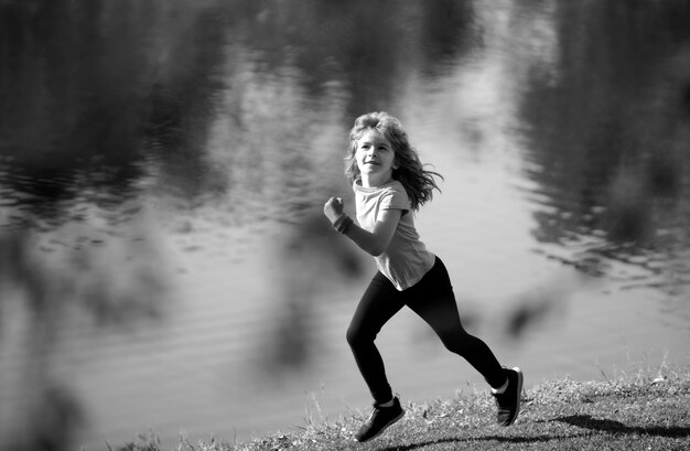 Niños corriendo en el parque actividad deportiva saludable al aire libre para niños pequeños en competencia de atletismo