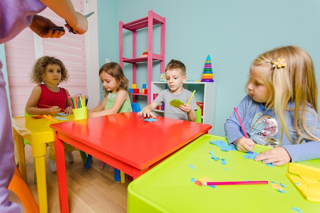 Los niños crean cosas brillantes juntos en el jardín de infantes.