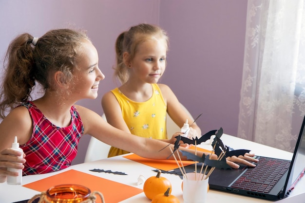 los niños crean un DIY para Halloween