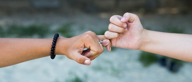 Niños dándose la mano al aire libre