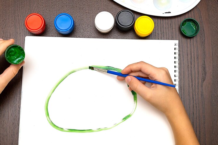 Foto niños dedos y pinturas en una mesa niños jugando con las pinturas de colores