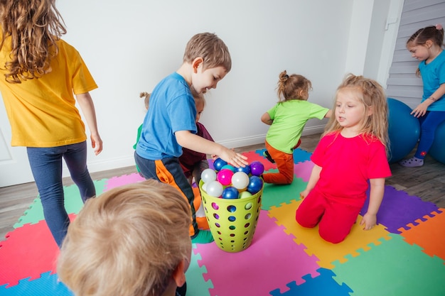 Niños deportivos disfrutando de actividades con un joven maestro