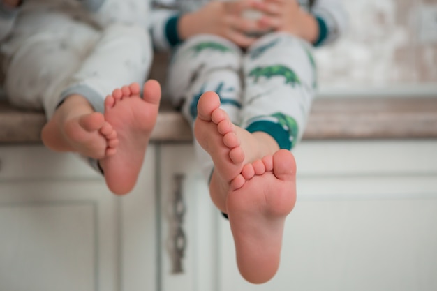 los niños desayunan en pijama