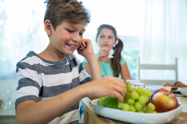 Foto niños desayunando