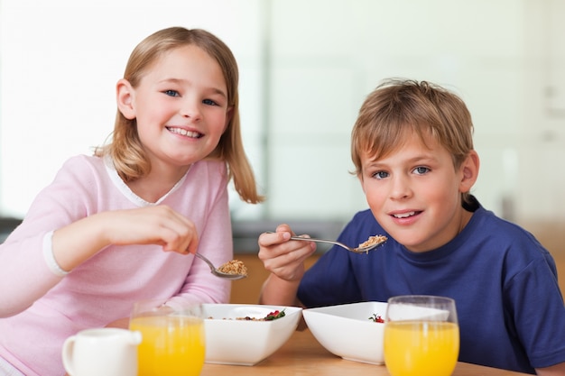 Niños desayunando