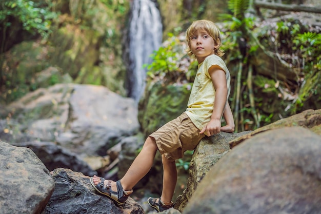 Los niños descansan durante una caminata en el bosque.